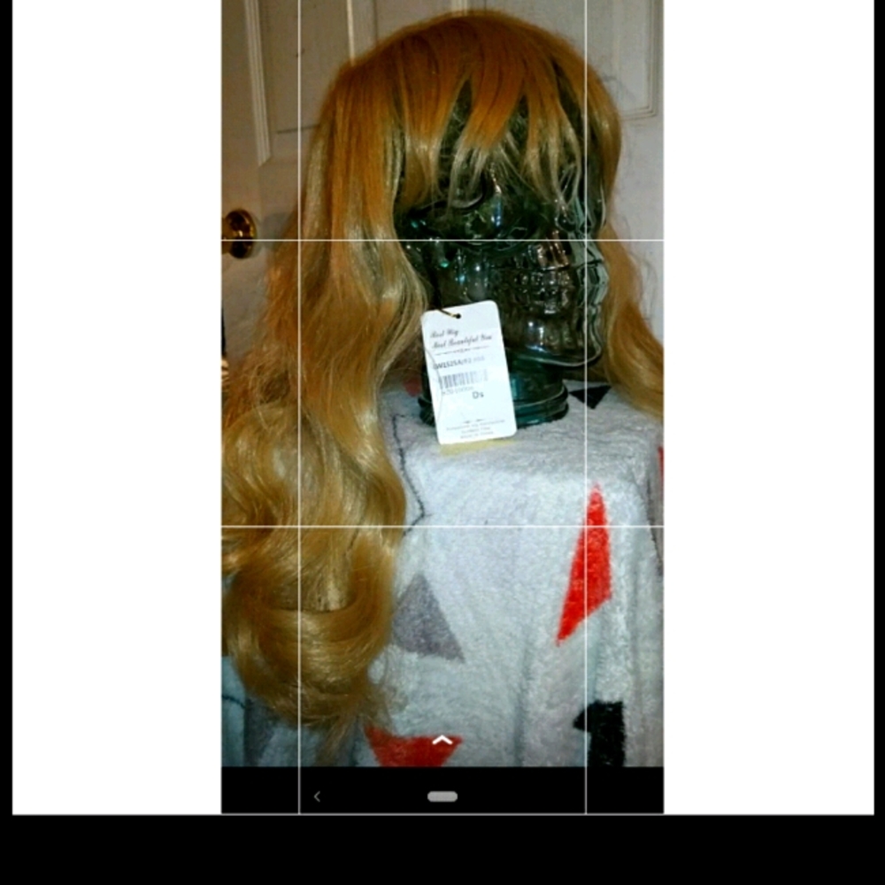 Synthetic curly wig